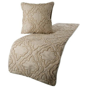 bed scarf and matching pillows