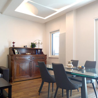 バーリの広いインダストリアルスタイルのLDKの画像 (白い壁、濃色無垢フローリング)