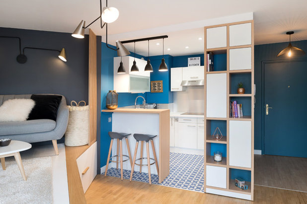 Современный Кухня by ATMOSPH&Egrave;RES DESIGN