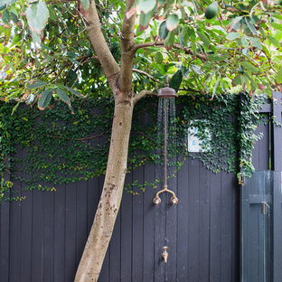 シドニーのエクレクティックスタイルのおしゃれな裏庭のデッキの写真