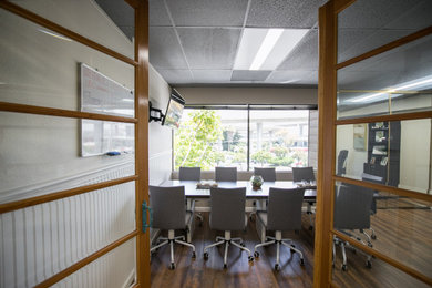 Example of a home office design in San Diego