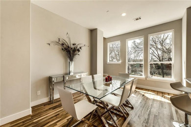 Imagen de comedor de cocina minimalista de tamaño medio con paredes grises, suelo de madera clara y suelo marrón