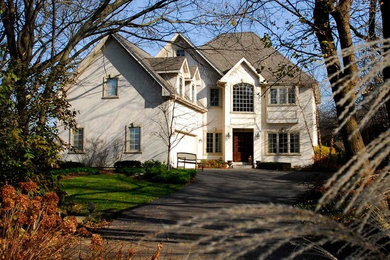 Photo of a mid-sized traditional two-storey stucco beige house exterior in Chicago.
