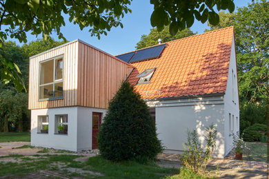 Großes, Zweistöckiges Uriges Einfamilienhaus mit Putzfassade, weißer Fassadenfarbe und Ziegeldach in Berlin