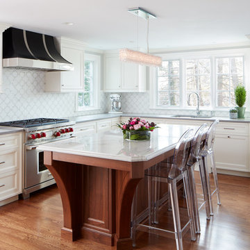 Calcatta Macaubus Quartzite (Island) / Pebble Caesarstone Quartz (Perimeter)