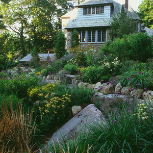 Geräumiger Eklektischer Hanggarten im Sommer mit Gartenweg, direkter Sonneneinstrahlung und Natursteinplatten in New York