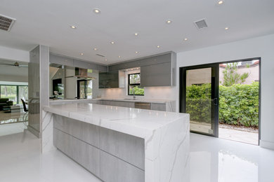 Inspiration for a modern kitchen remodel in Miami