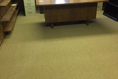 Foto de despacho clásico de tamaño medio con paredes marrones, moqueta, escritorio independiente y suelo multicolor