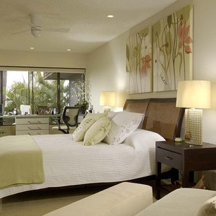 Immagine di un'ampia camera matrimoniale etnica con pareti bianche e moquette