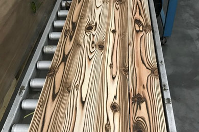 コンクリート型枠用焼き杉浮造り羽目板