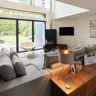 Skandinavische Wohnzimmer mit Kaminumrandung aus Metall Ideen, Design