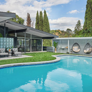 ロサンゼルスのミッドセンチュリースタイルのおしゃれなプールの写真