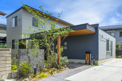 Imagen de fachada de casa azul y negra minimalista de tamaño medio de dos plantas con revestimientos combinados, tejado de un solo tendido y tejado de metal