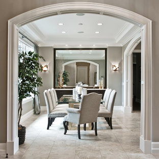 Mittelgroßes, Geschlossenes Klassisches Esszimmer ohne Kamin mit grauer Wandfarbe, Kalkstein und grauem Boden in Seattle