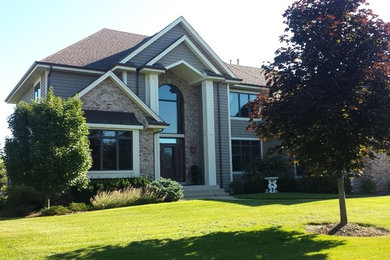 Elegant home design photo in Milwaukee