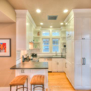 Compact kitchen that thinks it's big
