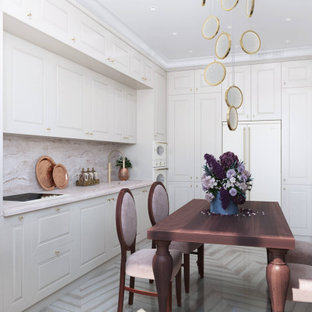 Modelo de cocina comedor en L, clásica renovada, de tamaño medio, sin isla, con fregadero bajoencimera, armarios con paneles con relieve, puertas de armario beige, encimera de cuarcita, salpicadero rosa, electrodomésticos con paneles, suelo de madera clara, suelo beige y encimeras rosas