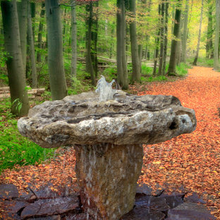 Geräumiger Eklektischer Garten hinter dem Haus, im Winter mit Wasserspiel in Boise