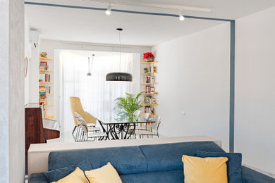 Foto di un soggiorno contemporaneo aperto con pareti bianche, pavimento in gres porcellanato, pavimento bianco e con abbinamento di mobili antichi e moderni