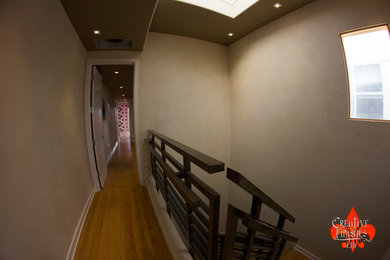 Example of a beach style home design design in Los Angeles