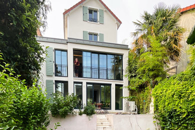 パリにある高級なコンテンポラリースタイルのおしゃれな家の外観 (タウンハウス、外階段) の写真