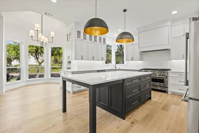 Transitional kitchen photo in Dallas
