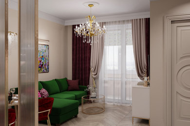 Imagen de salón para visitas abierto tradicional renovado pequeño con paredes beige, suelo de madera clara, televisor colgado en la pared y suelo beige