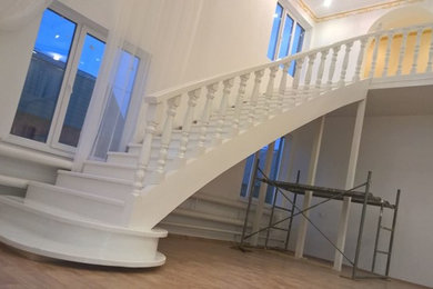 Стильный дизайн: изогнутая деревянная лестница среднего размера в современном стиле с деревянными ступенями и деревянными перилами - последний тренд