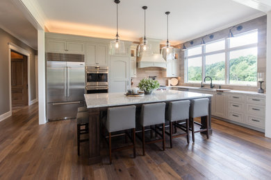 Kitchen - transitional kitchen idea in Detroit