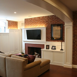 プロビデンスの中サイズのトラディショナルスタイルのおしゃれな地下室 (半地下 (ドアあり)、白い壁、竹フローリング、標準型暖炉、レンガの暖炉まわり) の写真