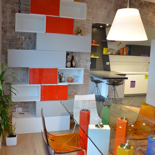 ミラノの中サイズのモダンスタイルのLDKの画像 (白い壁、淡色無垢フローリング)