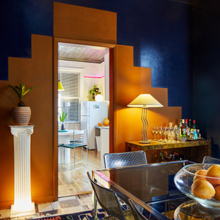 На фото: гостиные-столовые в стиле фьюжн с белыми стенами и полом из керамической плитки