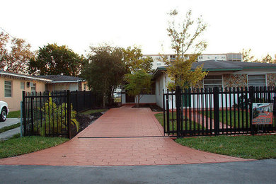 Patio - traditional patio idea in Miami