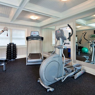 ニューヨークのトラディショナルスタイルのおしゃれな多目的ジム (グレーの壁、マルチカラーの床) の写真