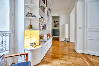 Exemple d'un hall d'entrée chic de taille moyenne avec un mur blanc.