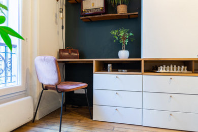 Exemple d'un petit bureau scandinave avec un mur noir, parquet clair, un bureau intégré et un sol marron.
