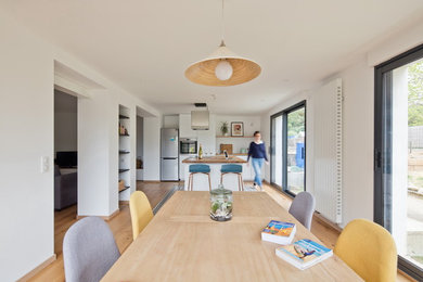 Cette image montre une salle à manger design de taille moyenne avec parquet clair.