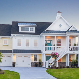 Maritim inredning av ett gult hus, med två våningar