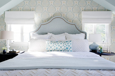 На фото: хозяйская спальня в стиле неоклассика (современная классика) с синими стенами, стандартным камином и фасадом камина из камня