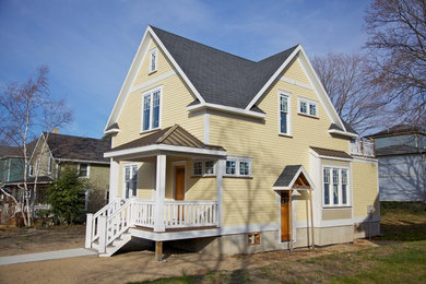 Example of an exterior home design in Grand Rapids