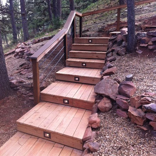 デンバーの小さいラスティックスタイルのおしゃれな裏庭のデッキ (コンテナガーデン、日よけなし) の写真