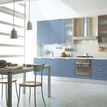 Modern Kitchen by European Cabinets & Design Studios