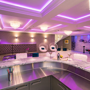 Foto de sótano contemporáneo con paredes multicolor