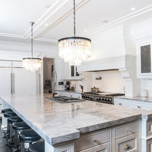 エドモントンのトランジショナルスタイルのおしゃれなキッチン (落し込みパネル扉のキャビネット、白いキャビネット、白いキッチンパネル、パネルと同色の調理設備) の写真