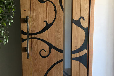 フェニックスにあるラグジュアリーな広いモダンスタイルのおしゃれな玄関ドア (ベージュの壁、トラバーチンの床、木目調のドア、ベージュの床) の写真