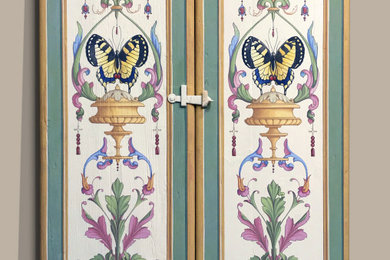 Ante in legno dipinte con decorazione a candelabro con acanto e farfalle.