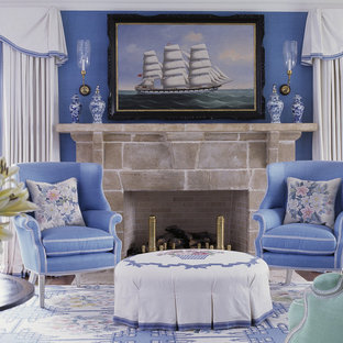 Diseño de salón tradicional con paredes azules