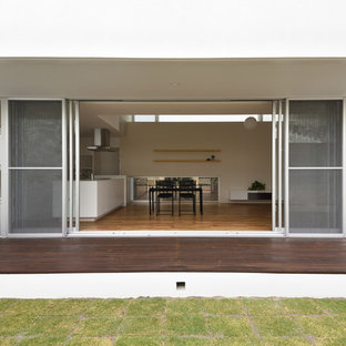 他の地域のモダンスタイルのおしゃれな横庭のデッキ (張り出し屋根) の写真