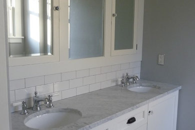 На фото: главная ванная комната в стиле кантри с