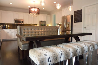 Example of a transitional kitchen design in Chicago